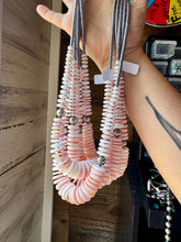 Load image into Gallery viewer, 23" Pink Conch Graduated Necklace